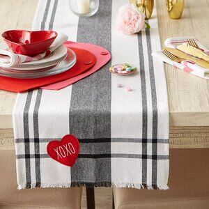 Plaid Table Runner with Red Heart Accent Darling NWT! 💕